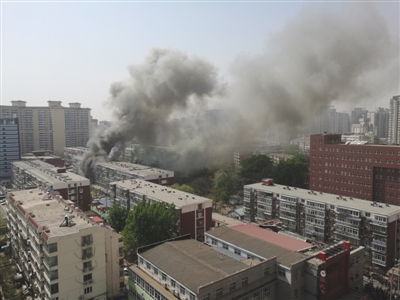 昨日，北京海淀區(qū)紅聯(lián)南村小區(qū)施工工地挖斷燃氣管道，造成爆炸引發(fā)居民樓火災(zāi)，致1死2傷，發(fā)生爆炸起火現(xiàn)場濃煙滾滾。CICPHOTO/總匯 攝