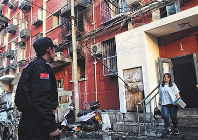 居民整理完家中的貴重物品后從居民樓走出。