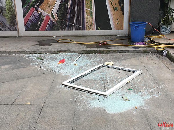 二樓窗戶被震到樓下，玻璃碎了一地