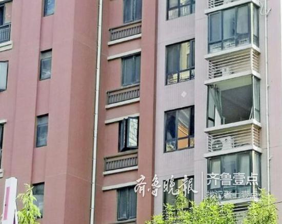 該住戶家的窗戶多處破損。 齊魯晚報·齊魯壹點記者 時培磊 攝