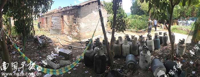 ▲消防員搶救出大量燃?xì)夤蕖?南國(guó)早報(bào)記者 彭慶攝